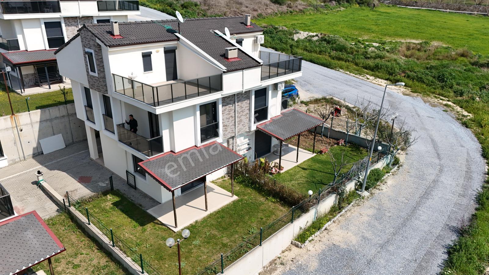 Kuşadası Satılık Havuzlu Sitede Bahçeli 4+1 Satılık Yazlık