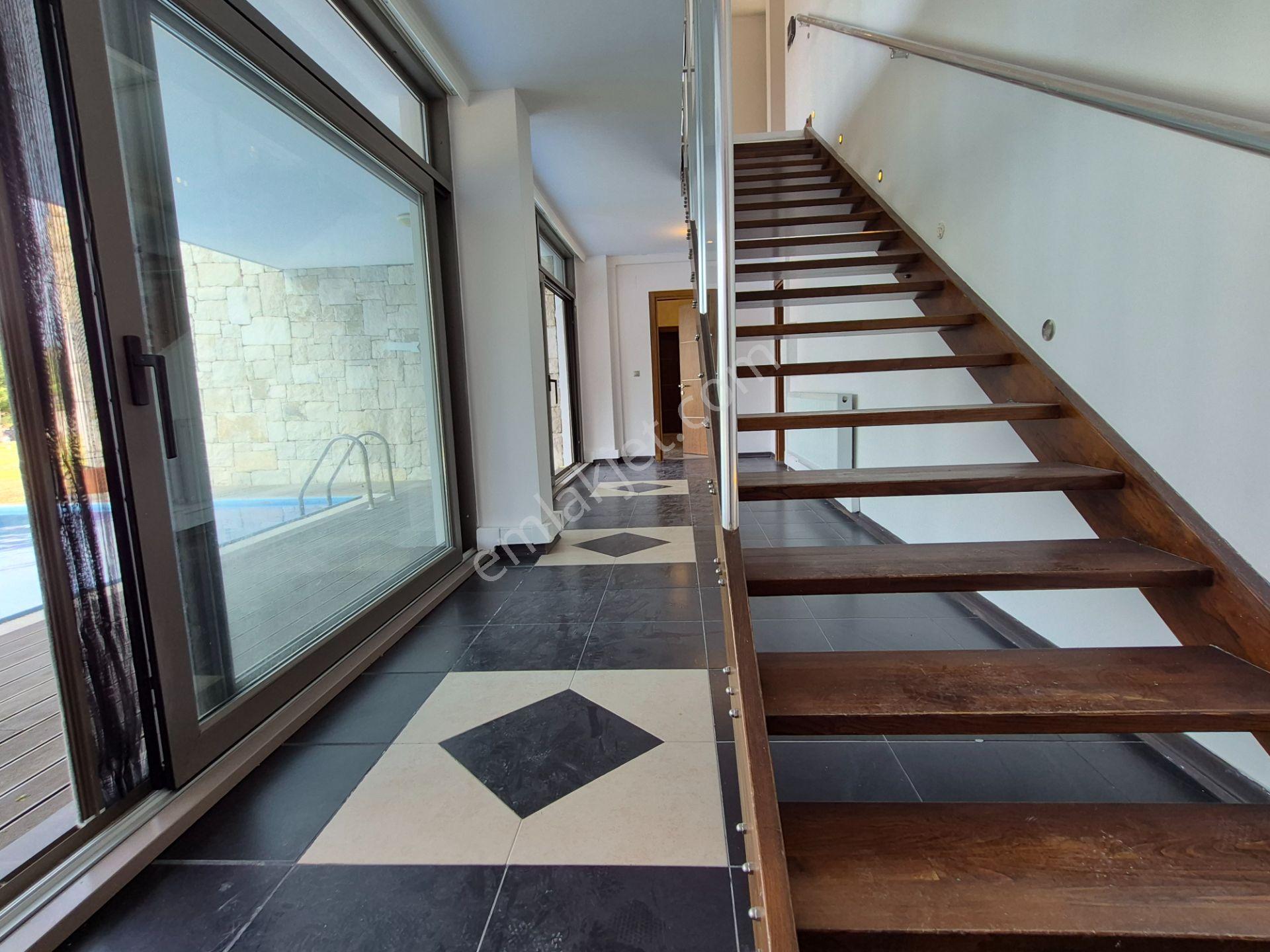 Urla Güvenlikli Site ,2500 M2 /450 M2 Yaşam Alanı, Özel Havuzlu - Görsel 10