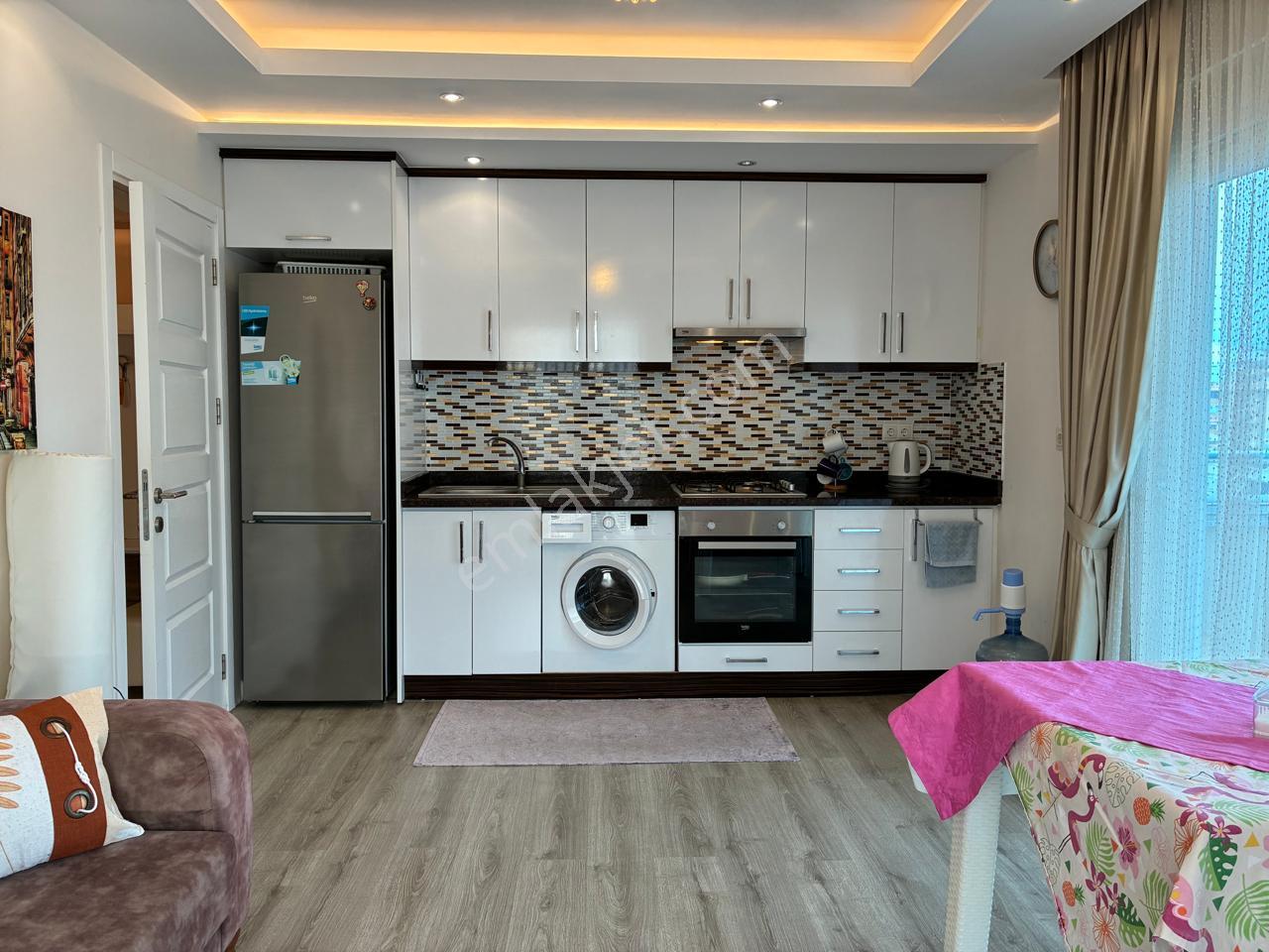 Spacious Apartment With Large Glass Balcony Close To The Sea - Görsel 5