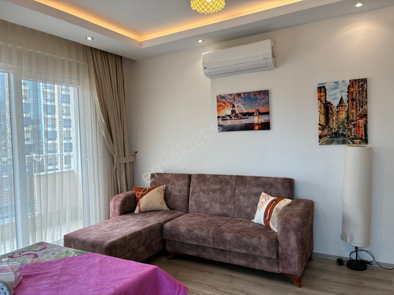 Spacious Apartment With Large Glass Balcony Close To The Sea - Görsel 3