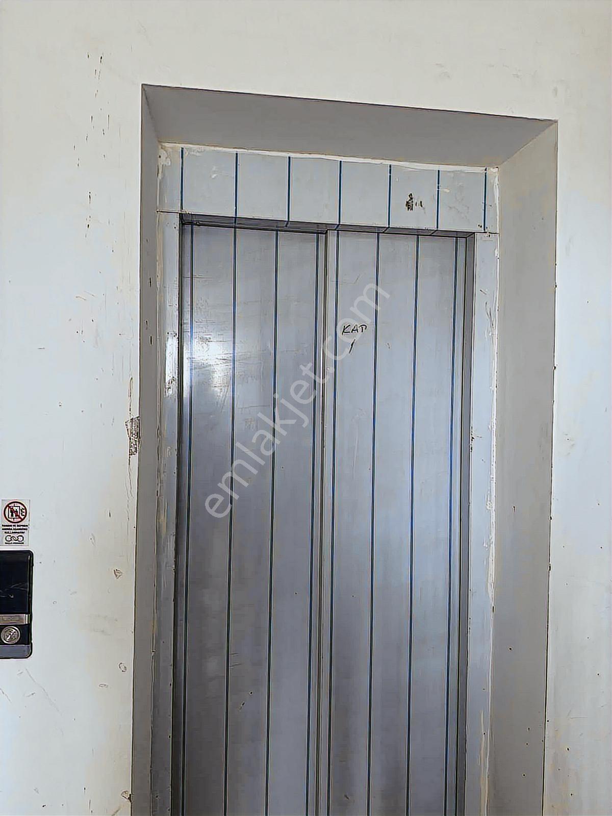 Temellı Merkezde Ebeveyn Banyolu Sıfır Tren Duragına Yakın Daire - Görsel 30