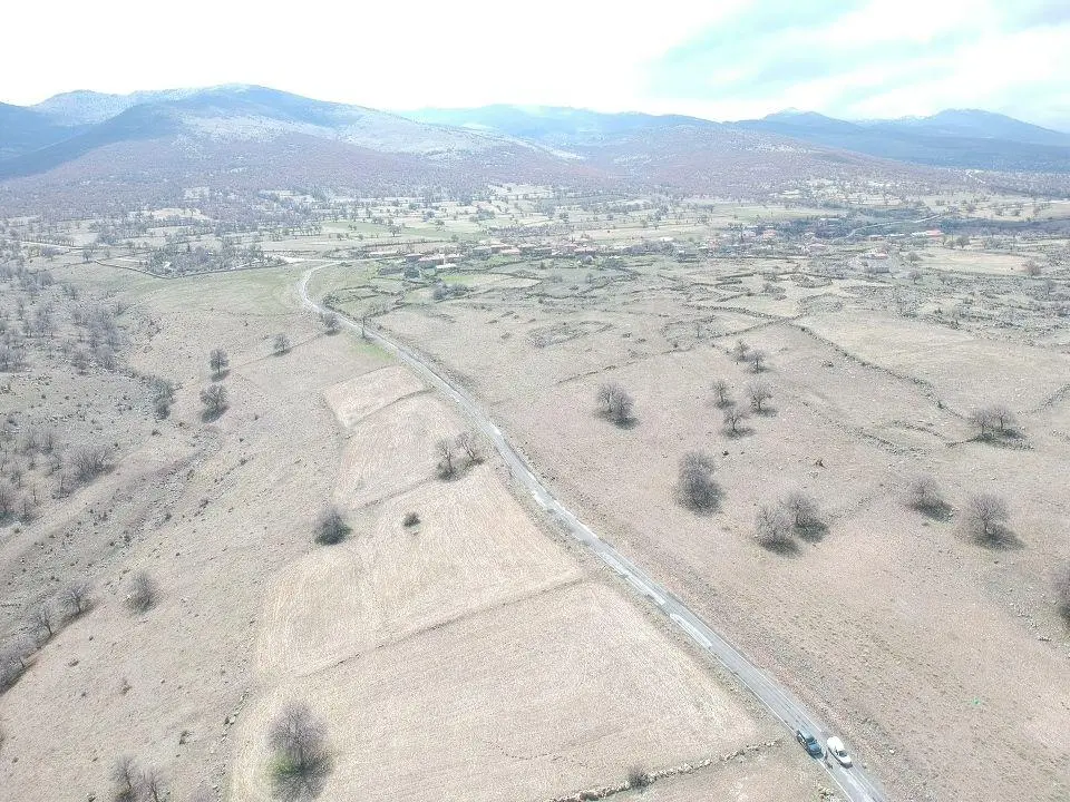 Konya Emirgazi 12.750 M2 Elektrik Su Asfalt Cephe Köy Yanı Arsa - Görsel 3