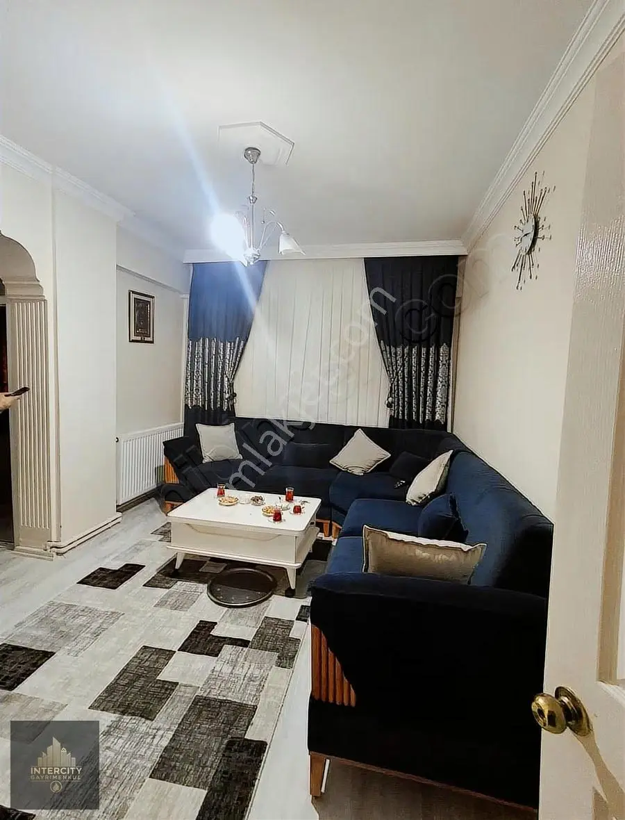 Esenyurt Bağlarçeşme'de Ara Katta Ve Bakımlı 2+1 Satılık Daire