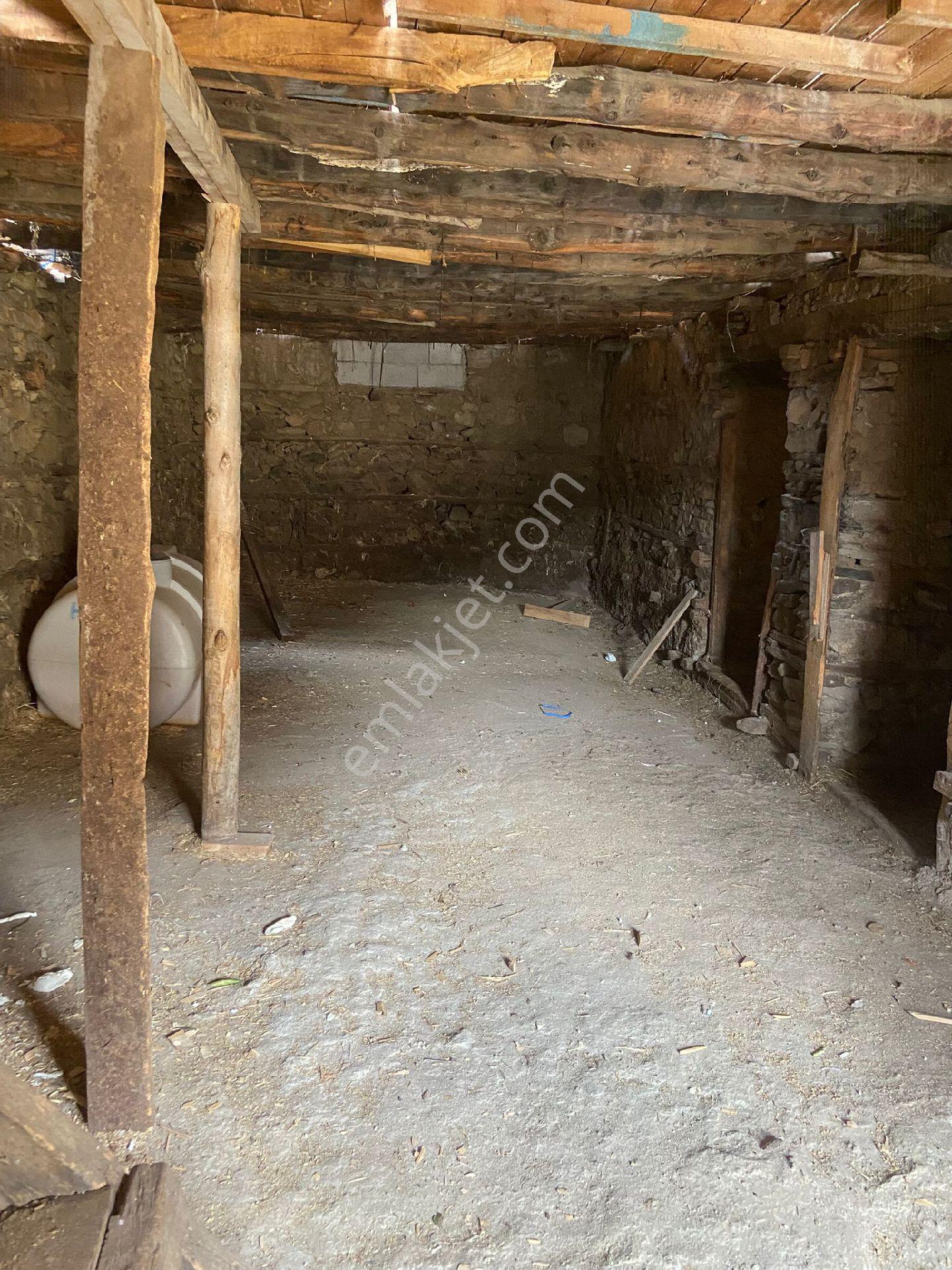 İki Katlı Bahçeli Köy Evi - Görsel 24