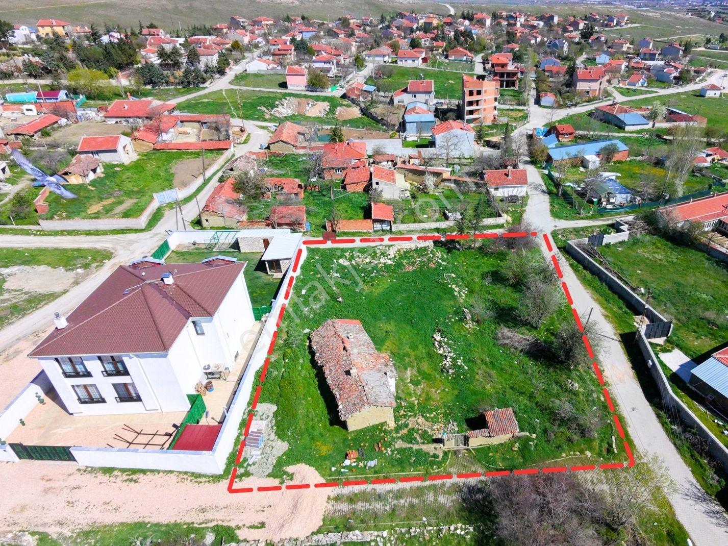 Tepebaşı Emirceoğlu'nda Üç Yola Cepheli Köşe Parsel İmarlı Arsa