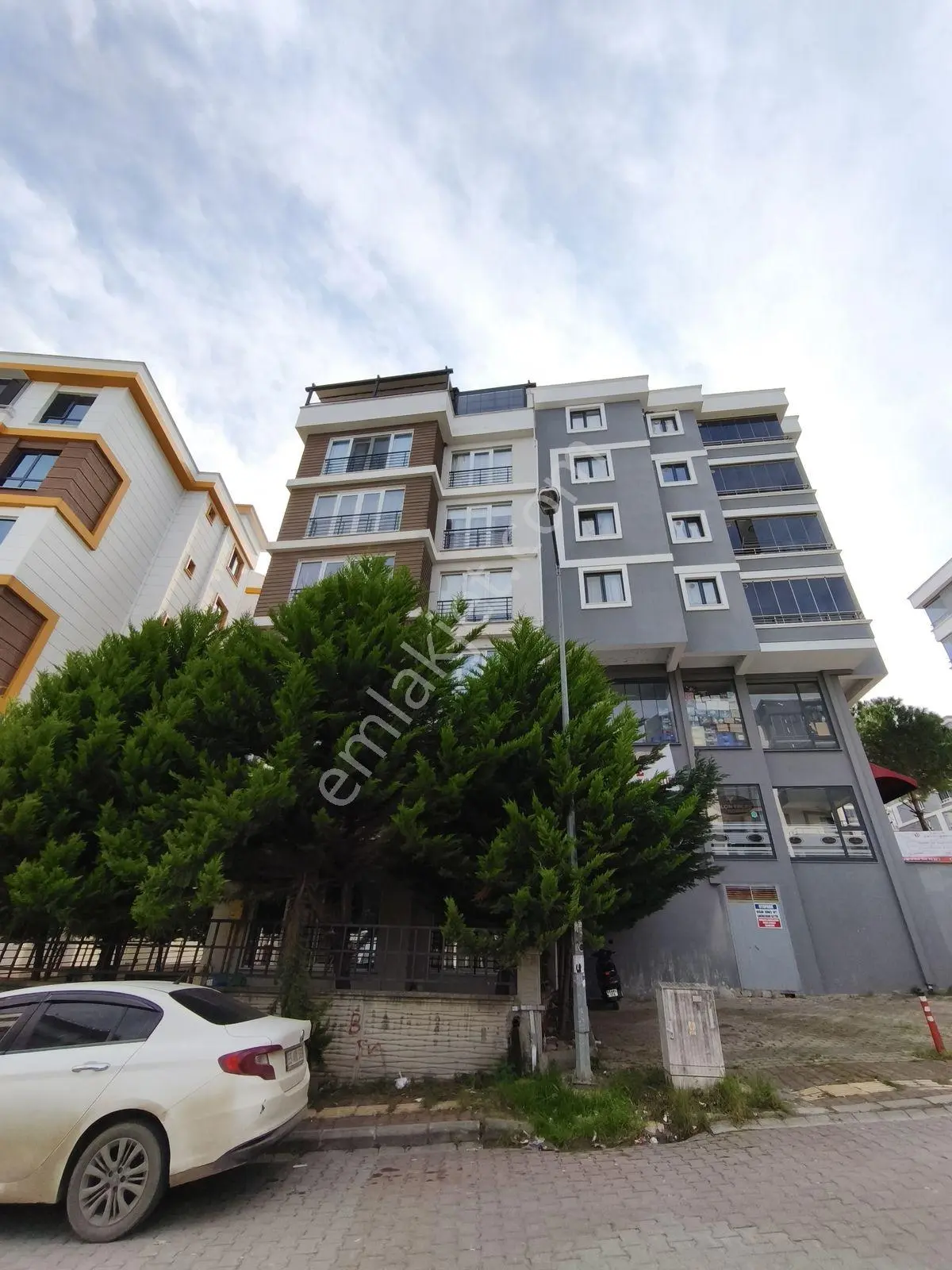 Truva/nazım Demirci'den Tramvay Altında Satılık Eşyalı 1+1 Daire