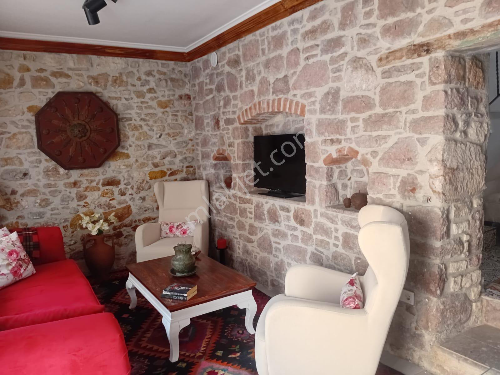 Ayvalık Merkezde Tarihin Kalbinde Kiralık 2,5+1 Müstakil Ev - Görsel 5