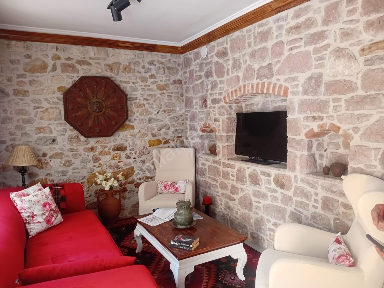 Ayvalık Merkezde Tarihin Kalbinde Kiralık 2,5+1 Müstakil Ev - Görsel 2