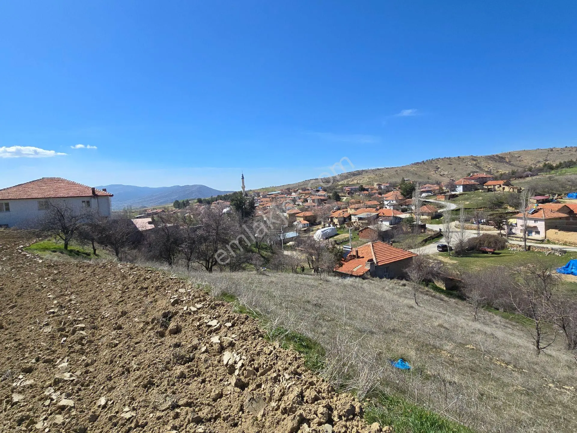 Denizli Çivril Karahacılı'da Köyiçi 1404 M² Tarla. Önü Mera 55 Badem Üzüm Ağaçlı Açıklamayı Okuyunuz