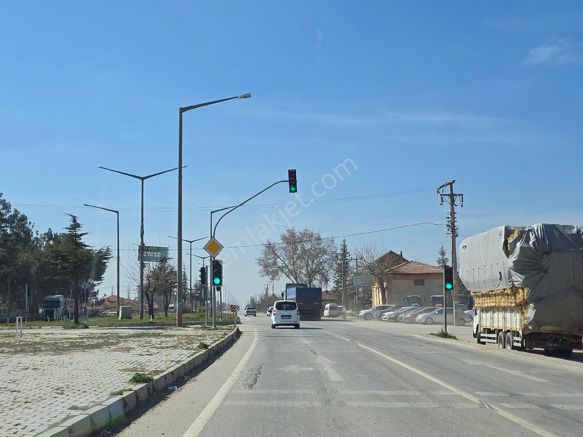 Denizli Çivril Karahacılı'da Köyiçi 1404 M² Tarla. Önü Mera 55 Badem Üzüm Ağaçlı Açıklamayı Okuyunuz - Görsel 2