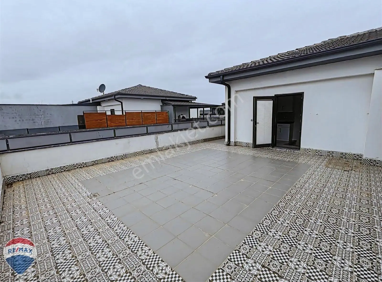 Re/max Maviden Havuzlu Sitede Müstakil Bahçeli Teraslı Villa - Görsel 34
