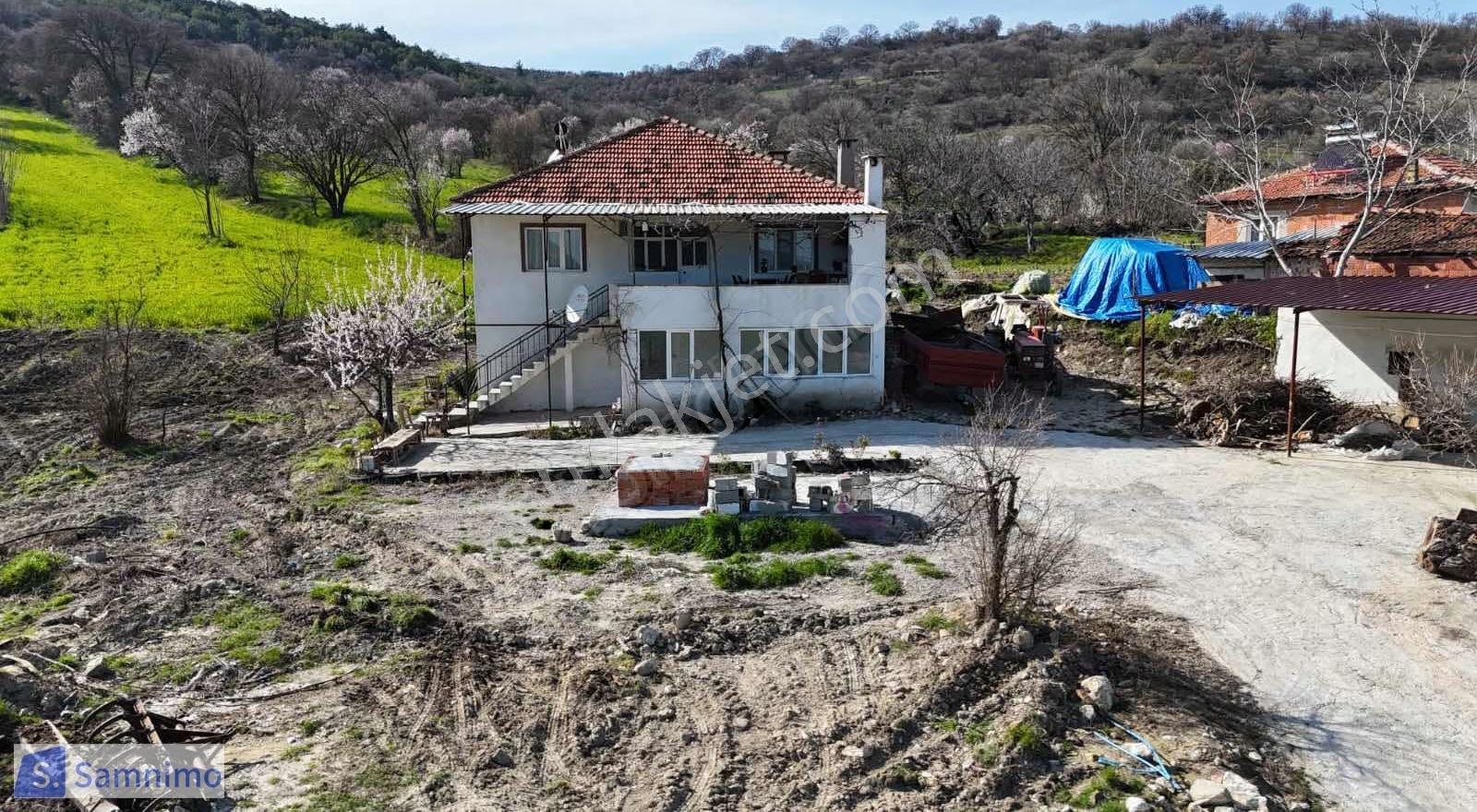 Satılık Fırsat İki Katlı Ev Müştemilat Sundurma Ve Arsası
