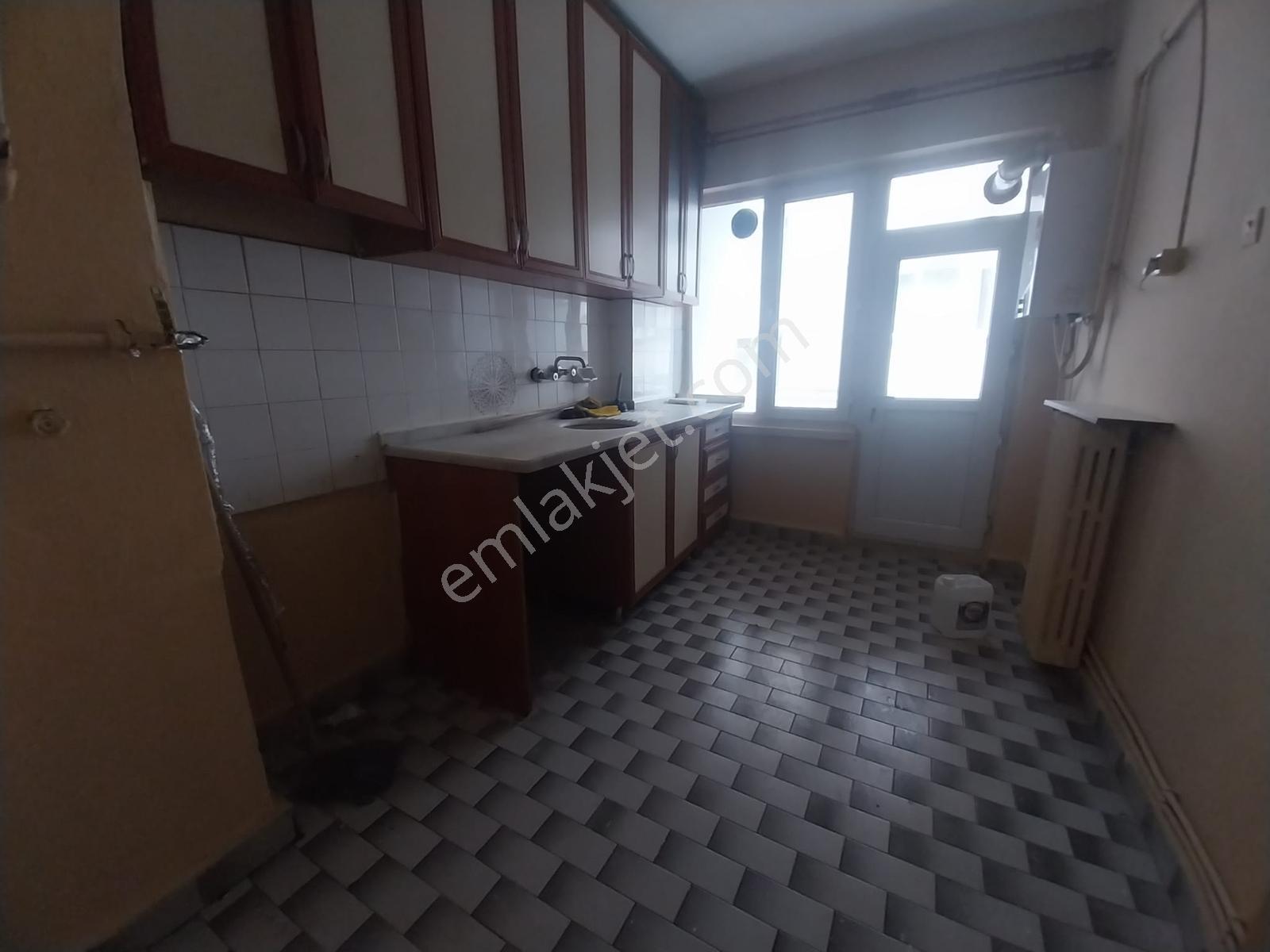 Kurtuluş Mah. Ara Kat Balkonlu Boya Badanalı Kiralık 3+1 Daire - Görsel 16