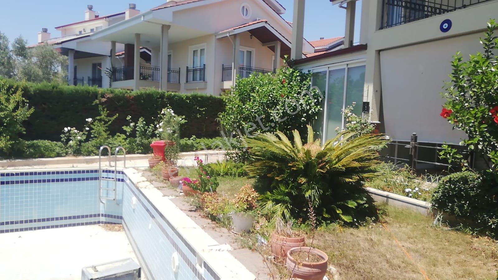 Stoptan Yanıklarda Müstakil Havuzlu Tripleks Villa - Görsel 3