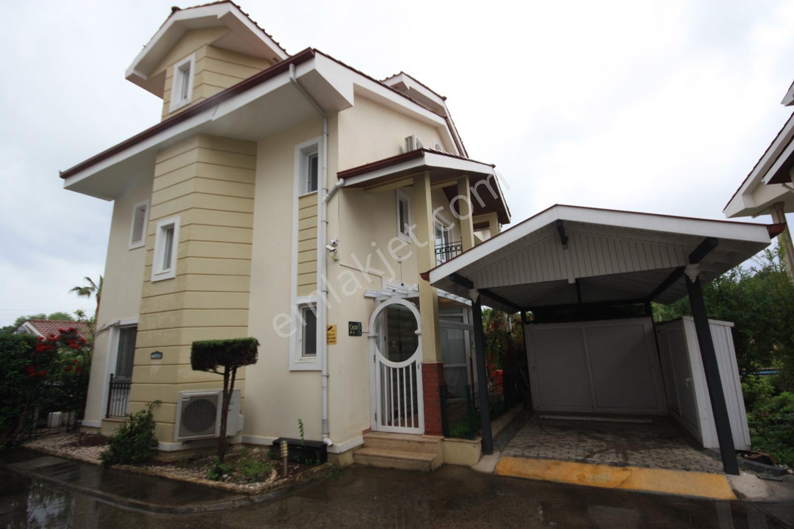Stoptan Yanıklarda Müstakil Havuzlu Tripleks Villa - Görsel 28