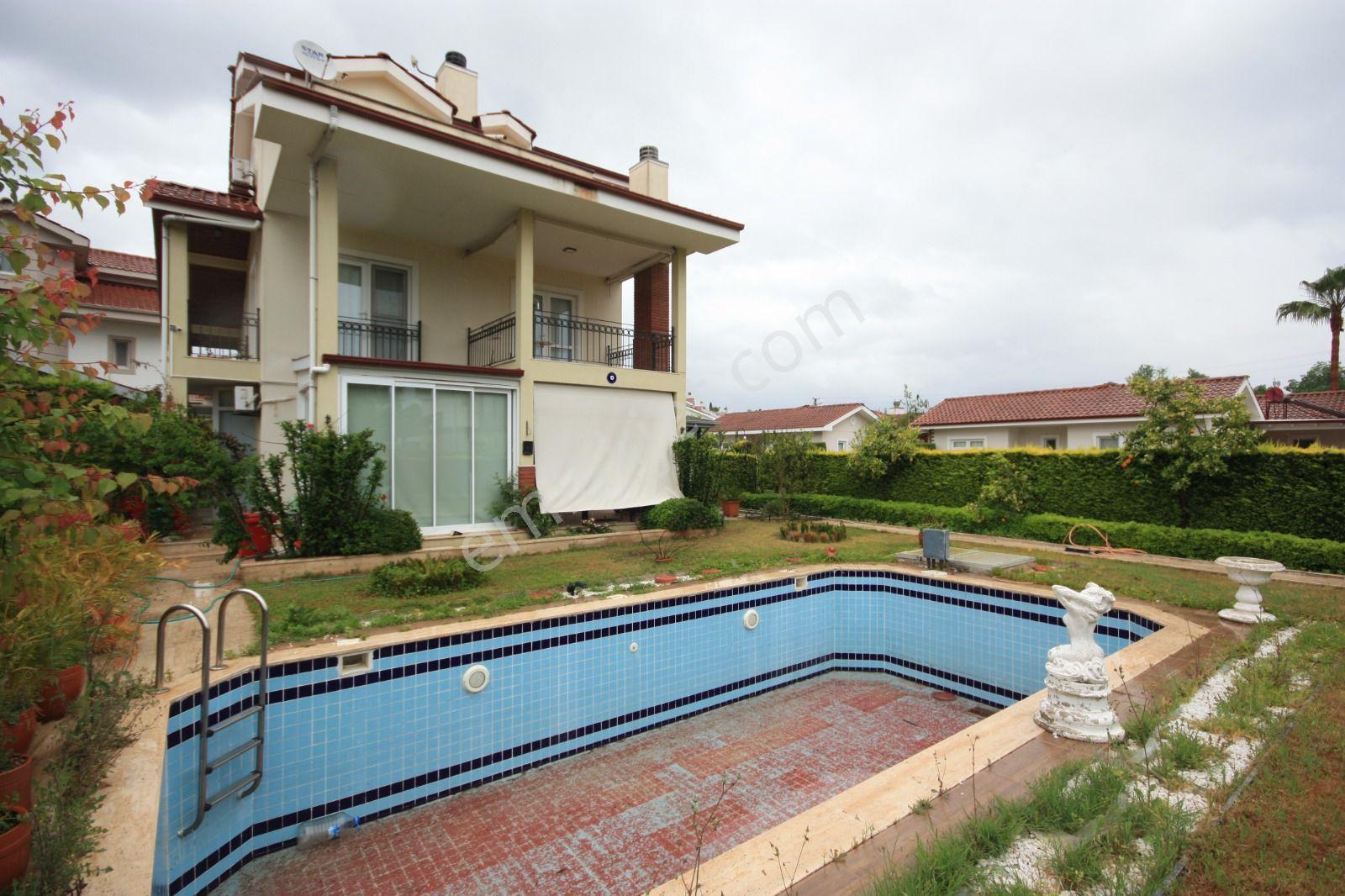 Stoptan Yanıklarda Müstakil Havuzlu Tripleks Villa - Görsel 23