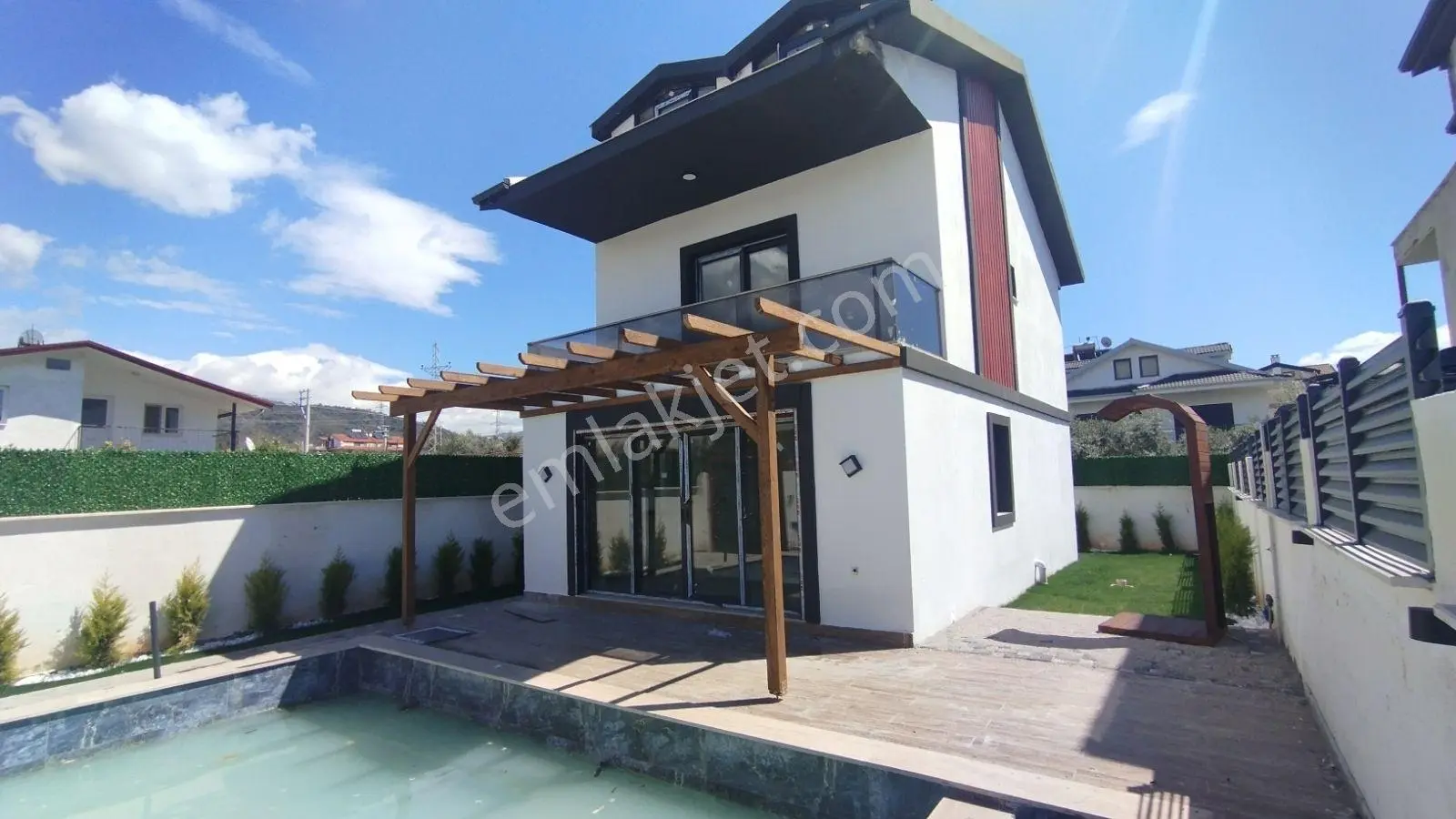 İlkon'dan Çiftlik'te Havuzlu Ve Jakuzili 4+1 Tripleks Villa