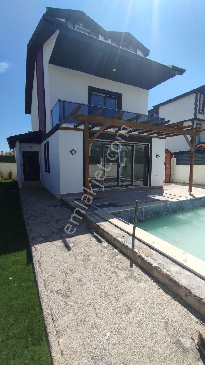 İlkon'dan Çiftlik'te Havuzlu Ve Jakuzili 4+1 Tripleks Villa - Görsel 31
