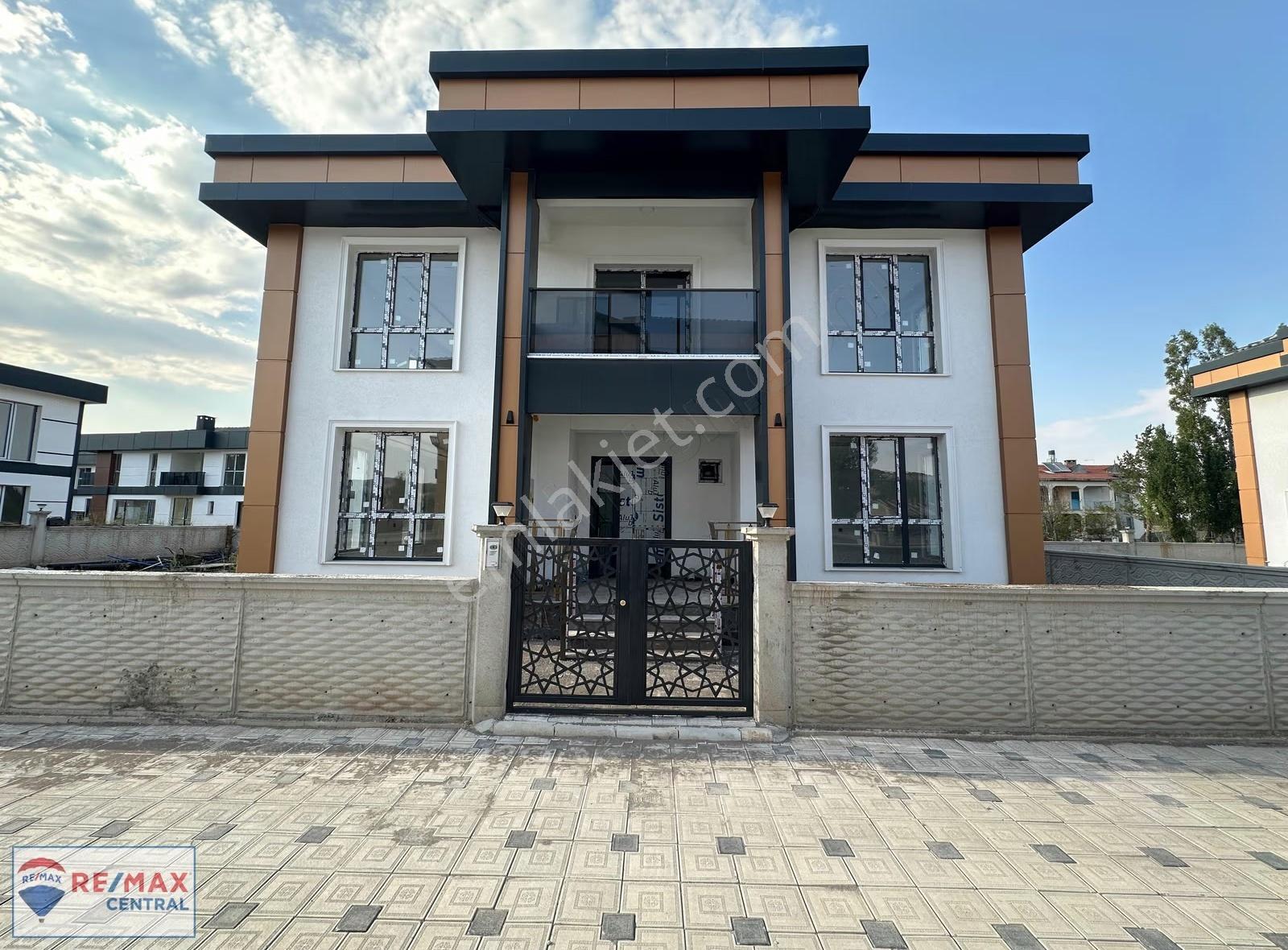 Remax Central' Esenyurtta Villa Sitesi İçerisinde Lux 6+1 Villa