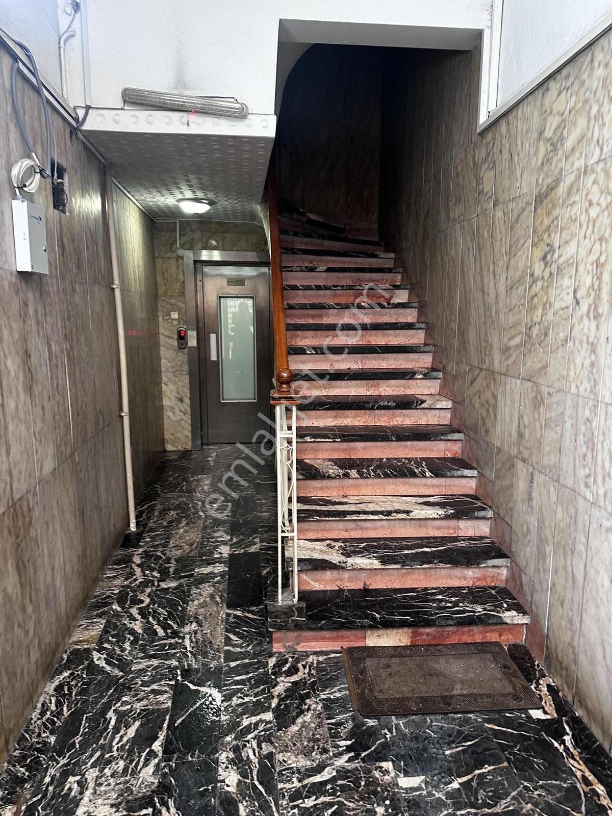 Millet Caddesinde Otoparklı Daire - Görsel 10