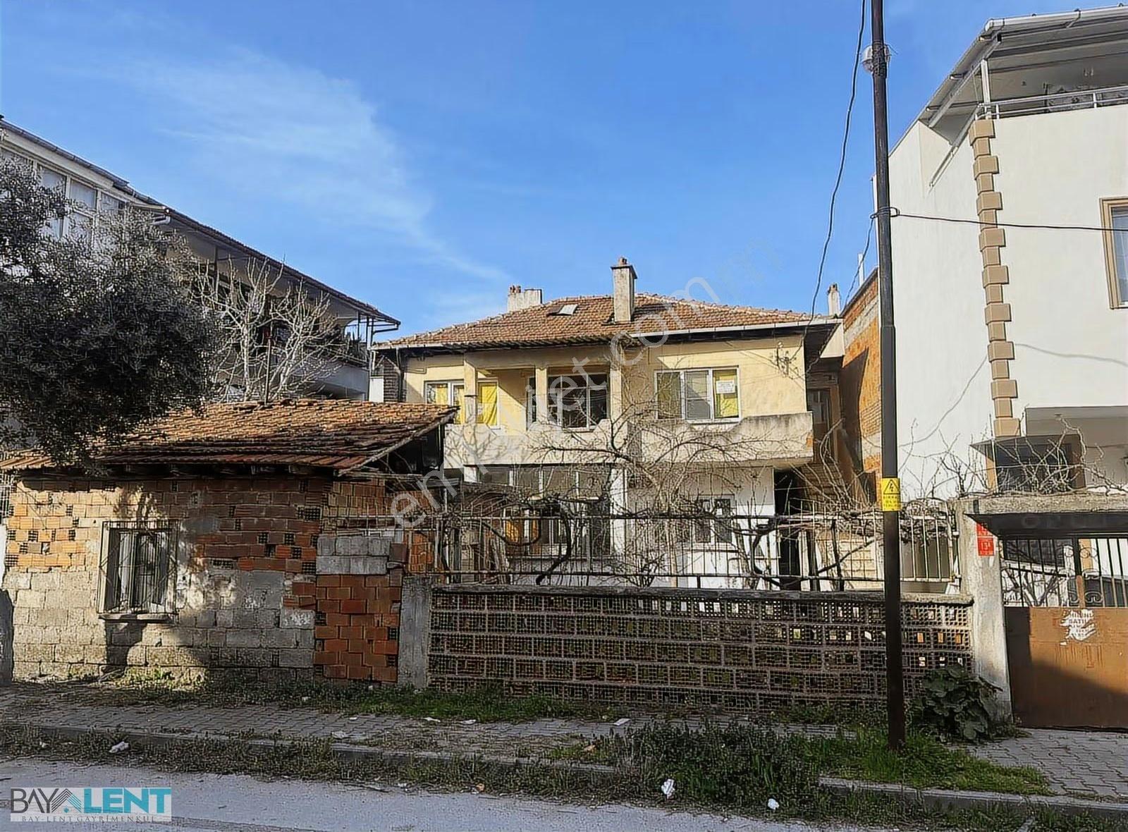İçinde 2 Katlı Ev Olan Kıymetli Bir Bölgede Satılık Arsa