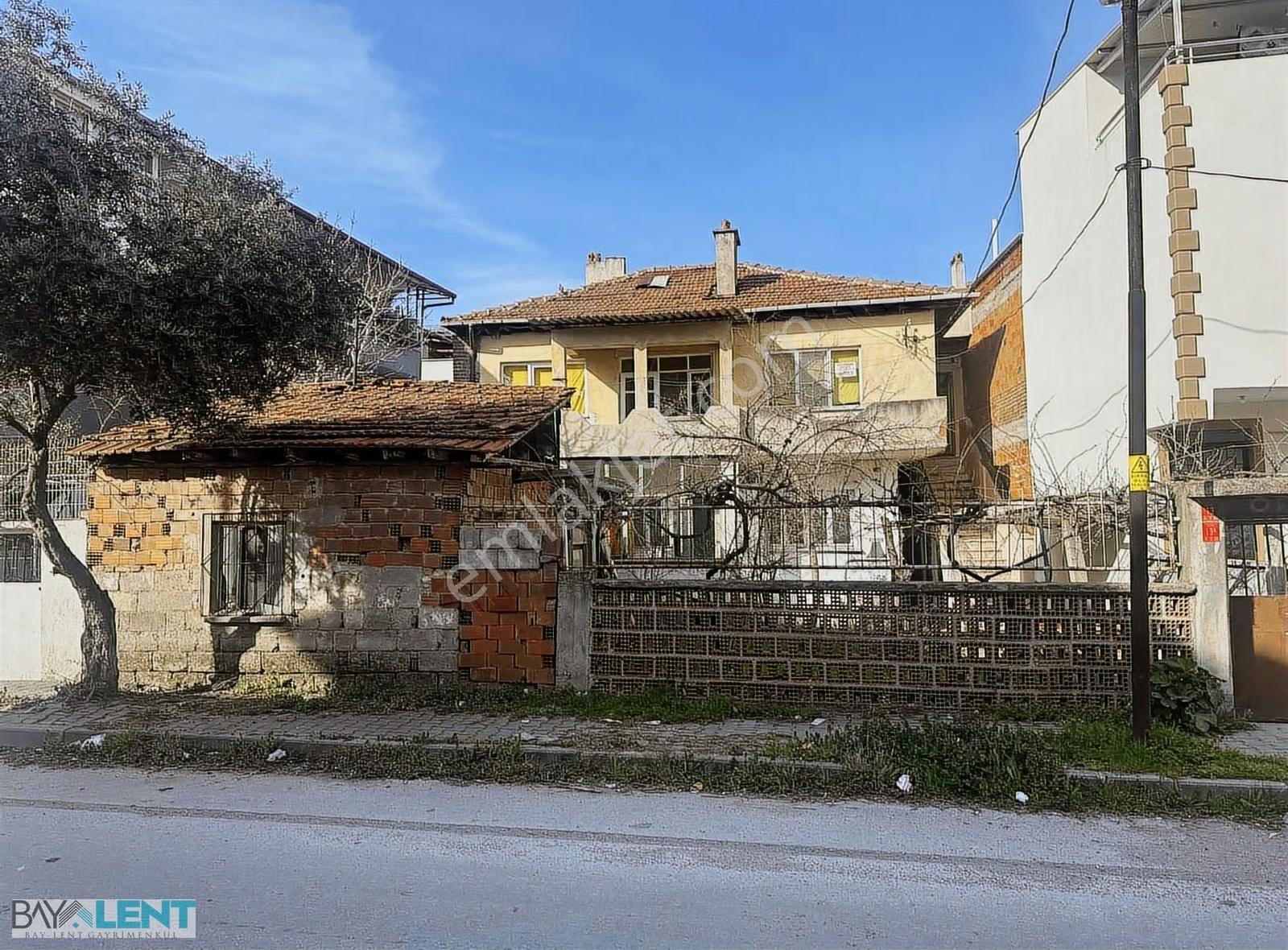 İçinde 2 Katlı Ev Olan Kıymetli Bir Bölgede Satılık Arsa - Görsel 12