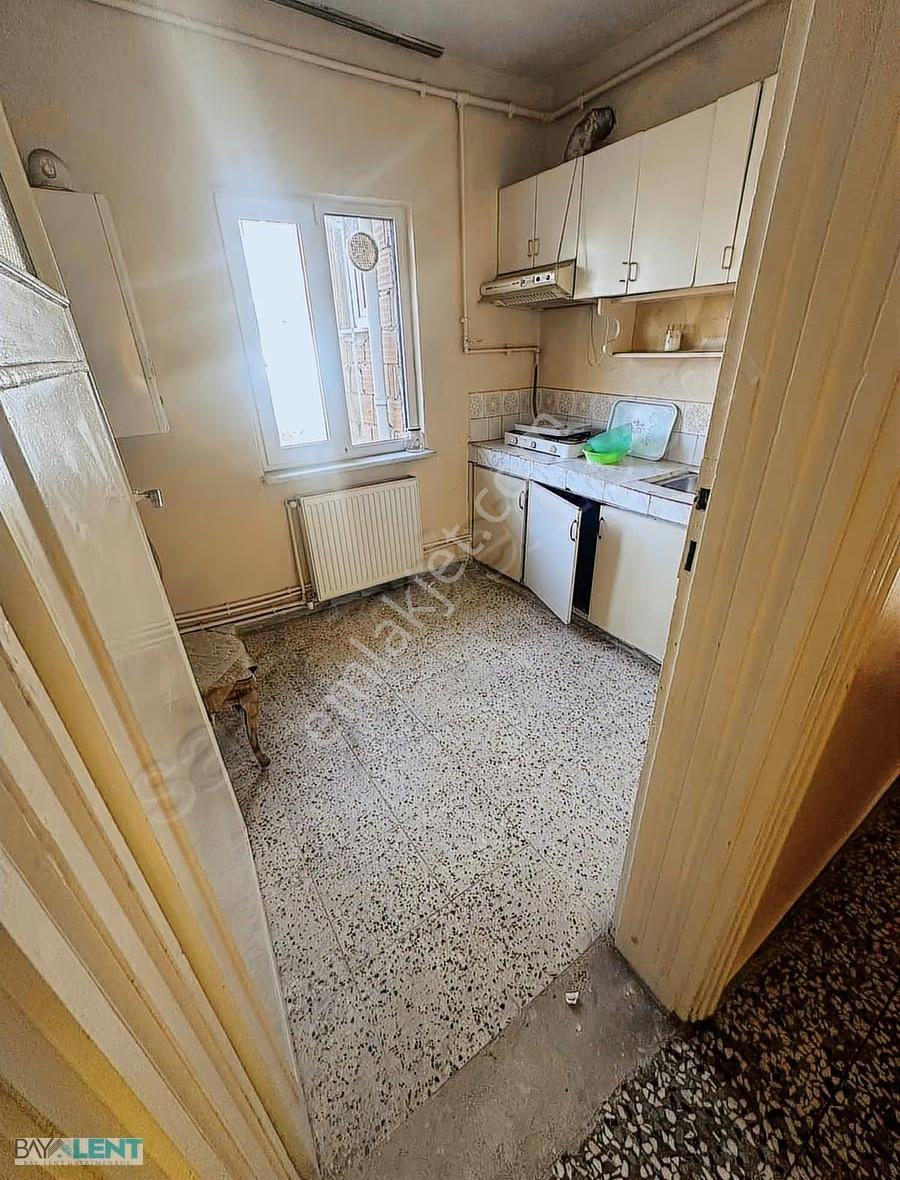 İçinde 2 Katlı Ev Olan Kıymetli Bir Bölgede Satılık Arsa - Görsel 19