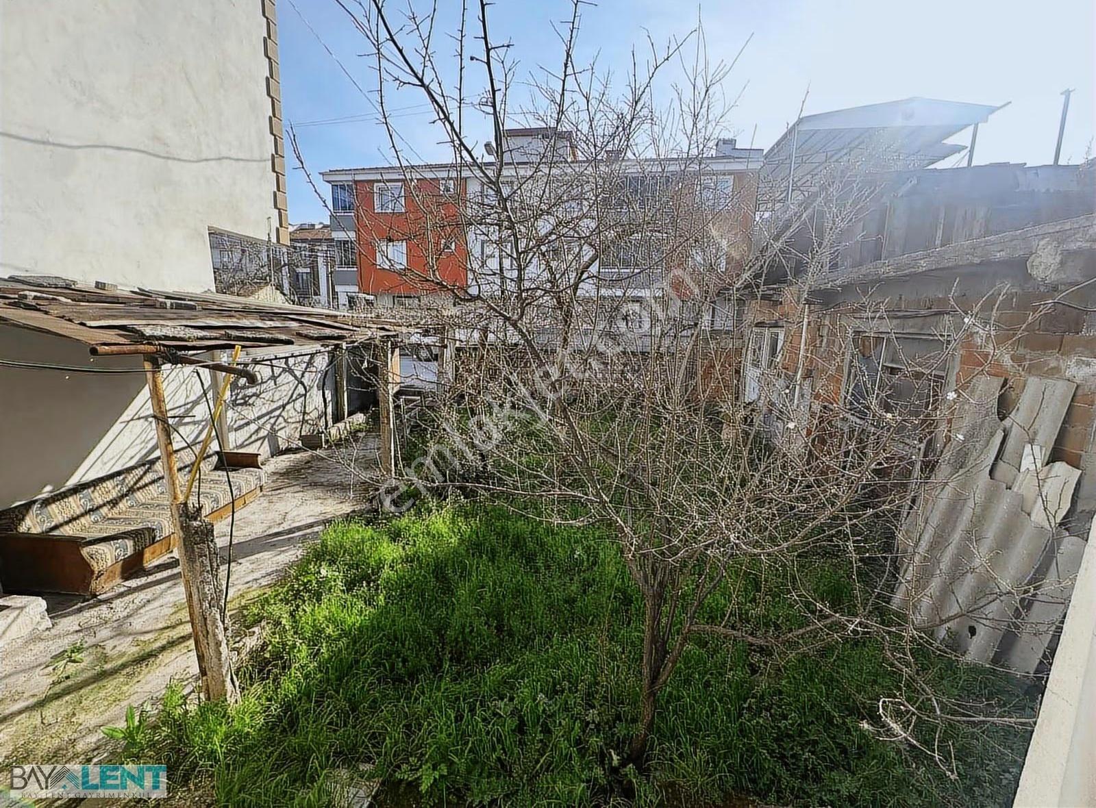 İçinde 2 Katlı Ev Olan Kıymetli Bir Bölgede Satılık Arsa - Görsel 17