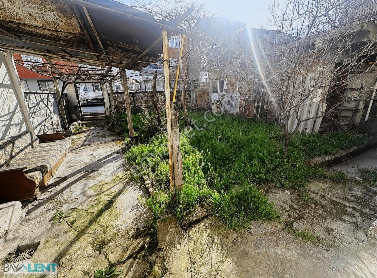 İçinde 2 Katlı Ev Olan Kıymetli Bir Bölgede Satılık Arsa - Görsel 5