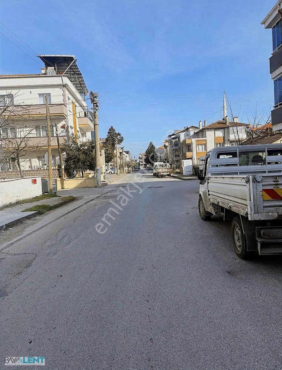İçinde 2 Katlı Ev Olan Kıymetli Bir Bölgede Satılık Arsa - Görsel 6