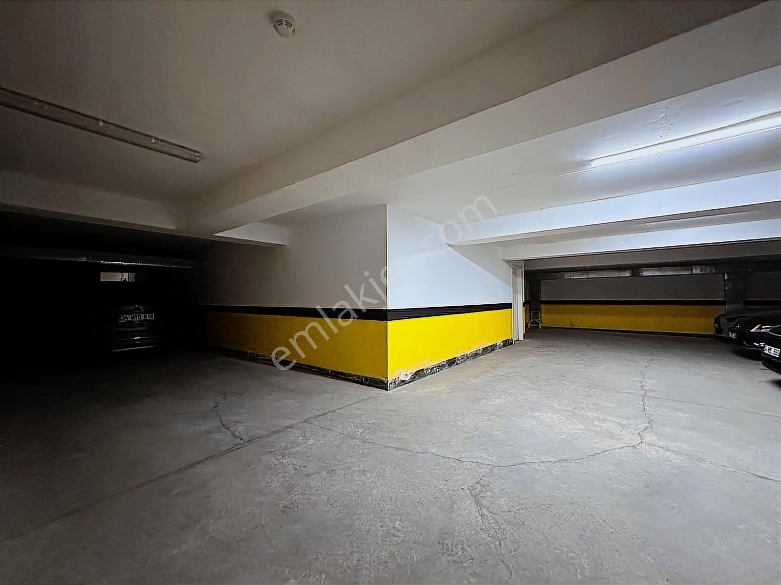 Kozyatağı Central Hospital Civarı Balkonlu Ebev. Banyolu 3+1 - Görsel 24