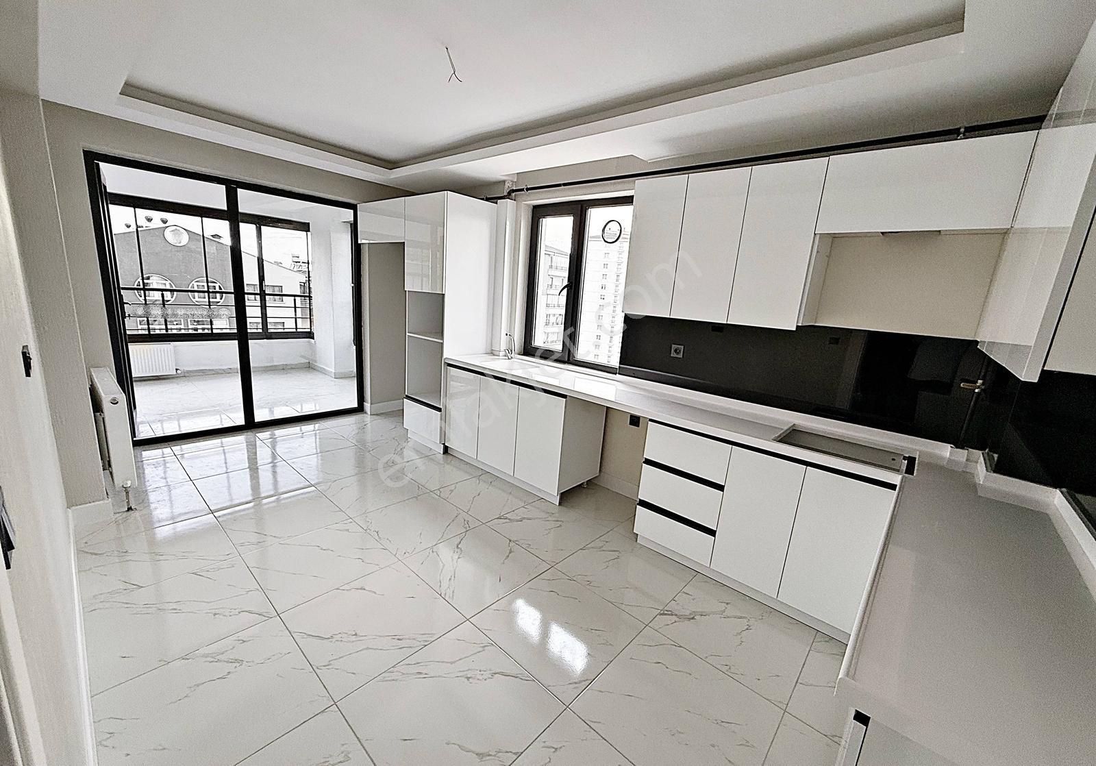 Agen'den Piri Cadde Üzeri Ara Kat Sıfır Full Yapılı 4+1