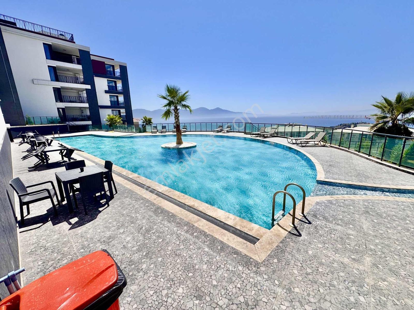 Kuşadasında Nezih Site İçinde Deniz Manzaralı Satılık Daireler