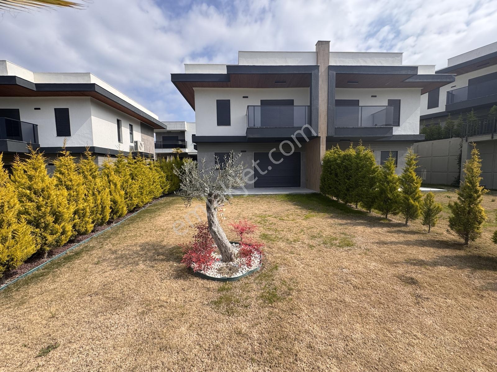 Kuşadası Avm Bölgesinde Satılık 3+1 Sıfır Satılık Villa
