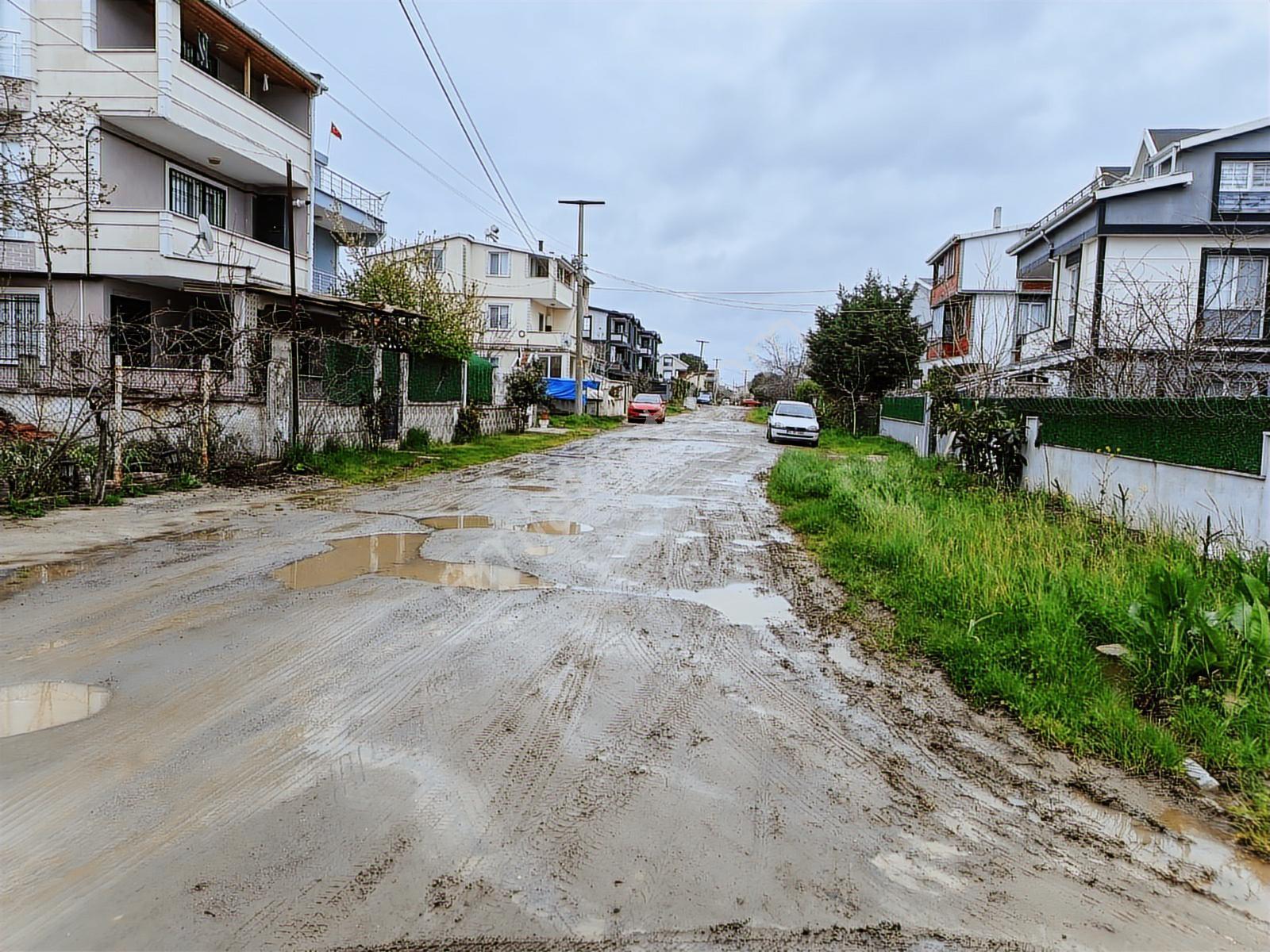 Yeniçiftlikte Satılık 155 M2 Site Yolu Arsa Marmara Otel Yanı