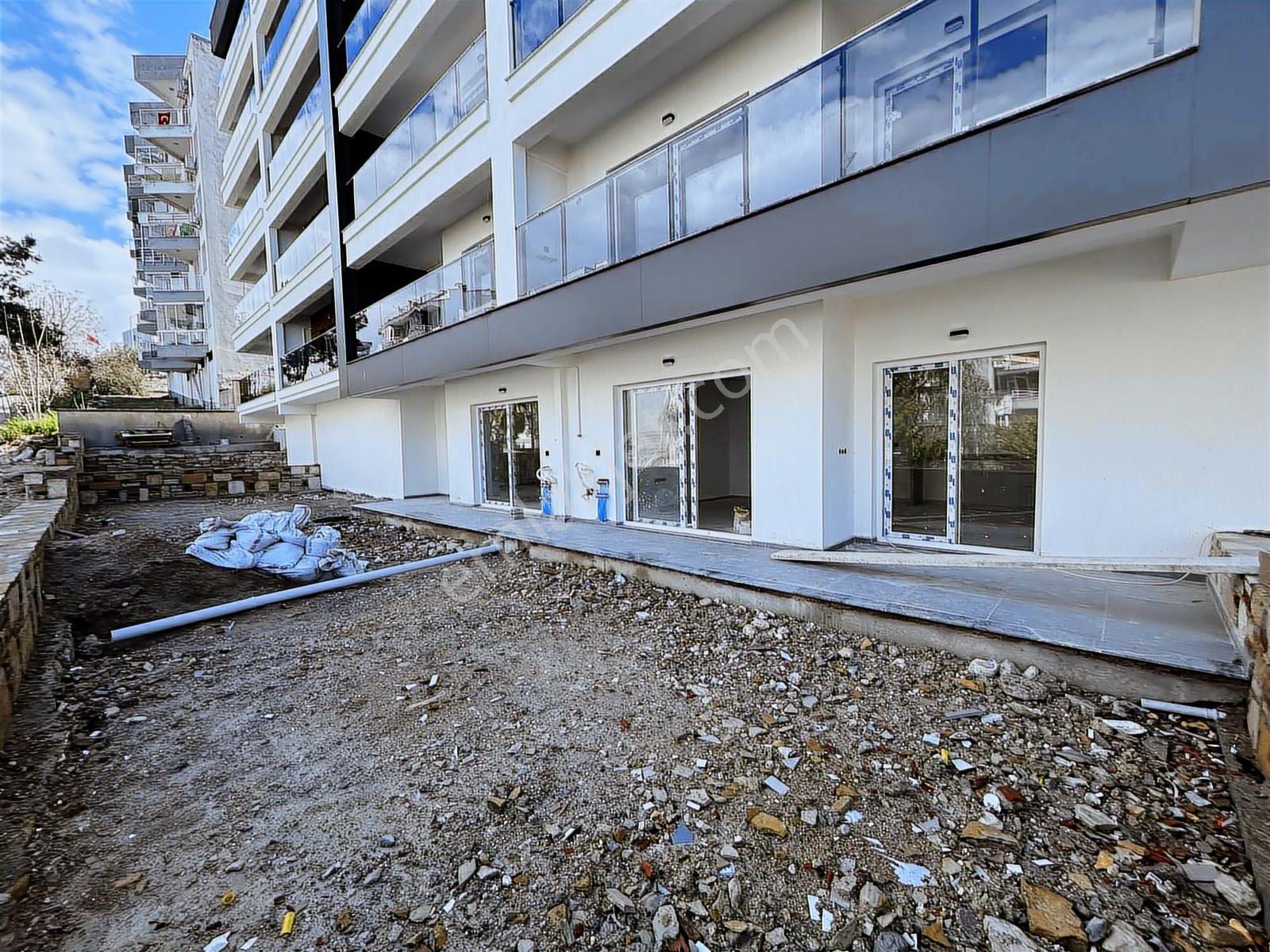 Kuşadası Kadınlar Denizinde Geniş Bahçeli 2+1 Daire