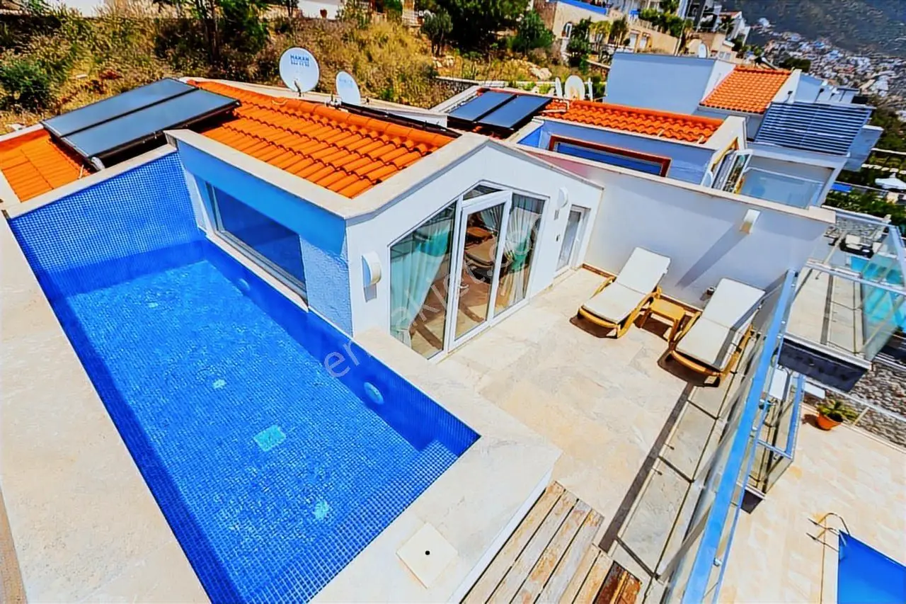 Gökhan Gökdemir'den Panoramik Deniz Manzaralı Satılık Villa