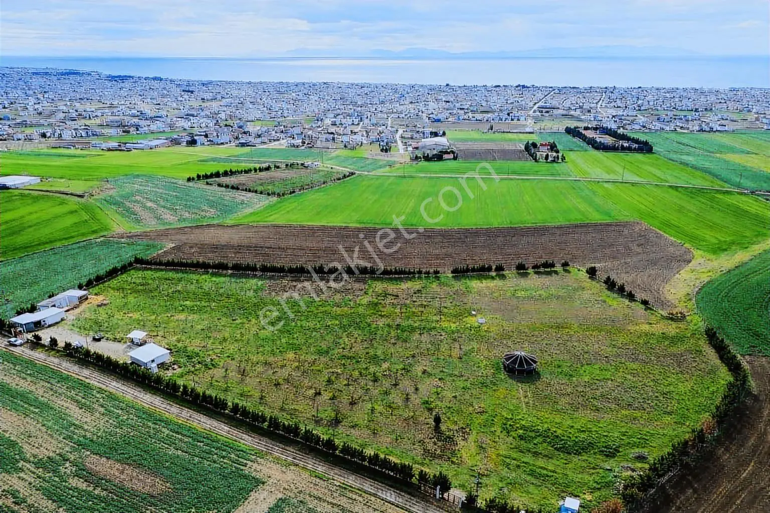 Yeniçiftlik'te 20500m2 Deniz Manzaralı Çiftlik Ve Meyve Bahçesi