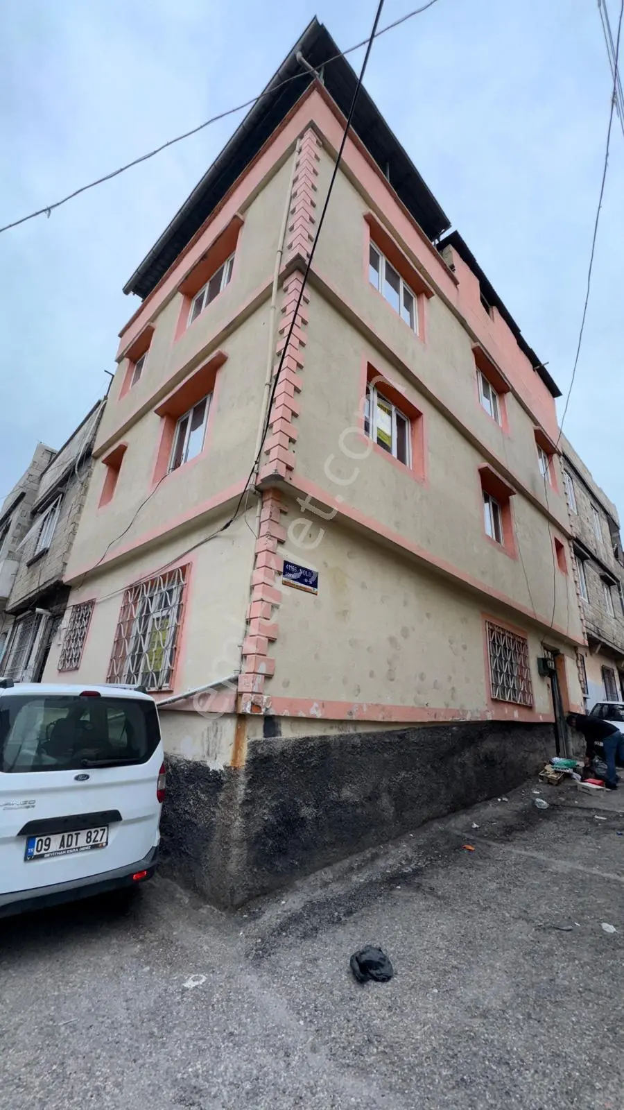 Karşıyaka’da Satılık 3 Katlı Mustakil