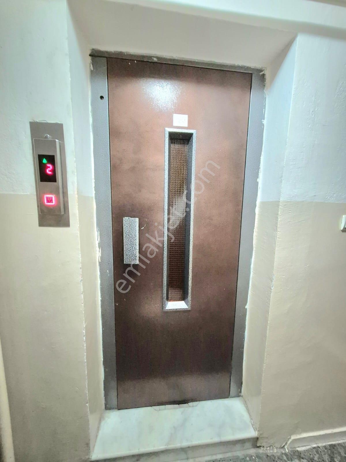 K.yaka Bahariye Sevgi Yolu Üzeri Asansörlü D.gazlı 3+1 150m2 - Görsel 31