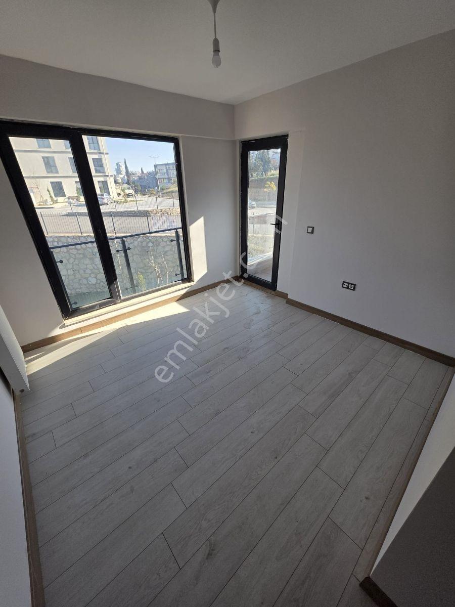 Göl Manzaralı Güzelyalı Da Gökkuşağı Kavşağı Arkasında - Görsel 6