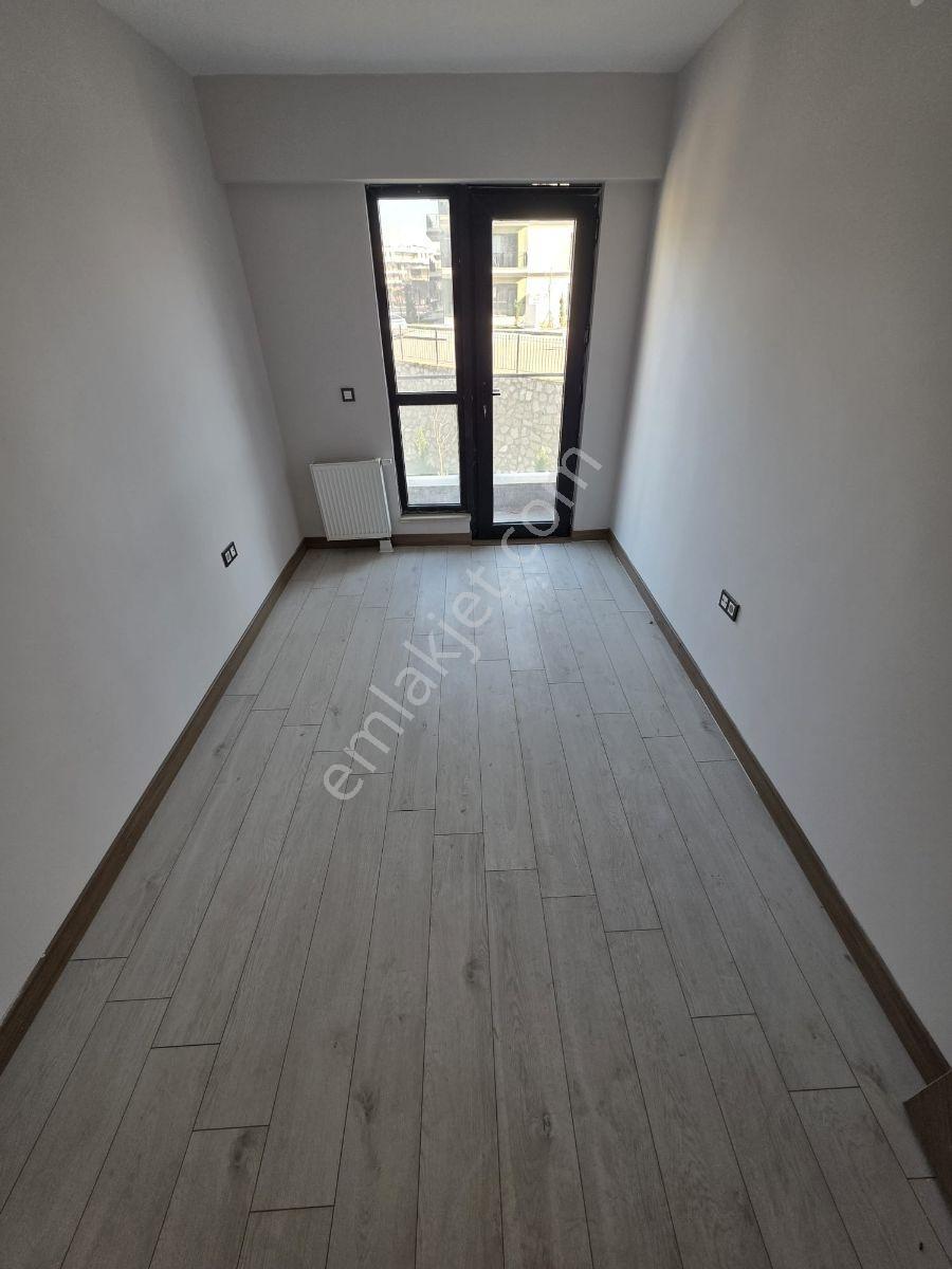 Göl Manzaralı Güzelyalı Da Gökkuşağı Kavşağı Arkasında - Görsel 25