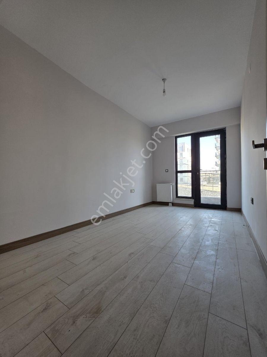 Göl Manzaralı Güzelyalı Da Gökkuşağı Kavşağı Arkasında - Görsel 18