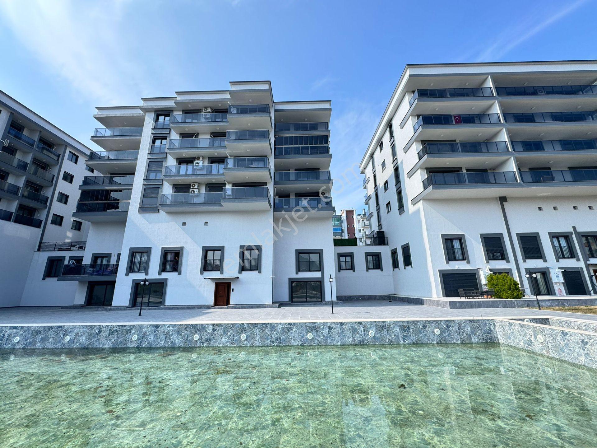 Kuşadası'nda Havuzlu Sitede Kapalı Otoparklı Ultra Lüks Daire - Görsel 8