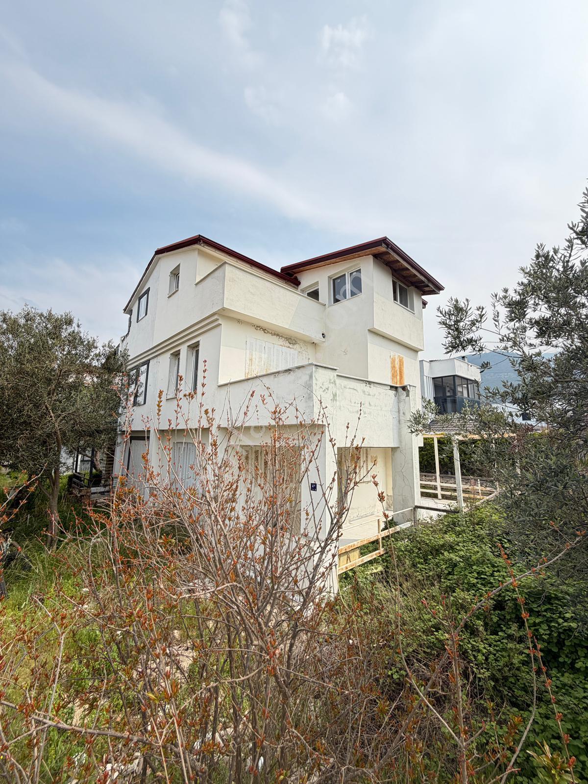 Kuşadası Güzelçamlı'da Sahile 300 Mt. 4+1 Satılık Triplex Villa