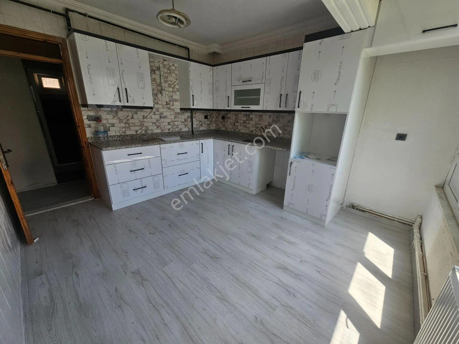 Göçmen Gayrimenkul'den Yeşil Mah.3+1 Doğalgazlı Kiralık Daire
