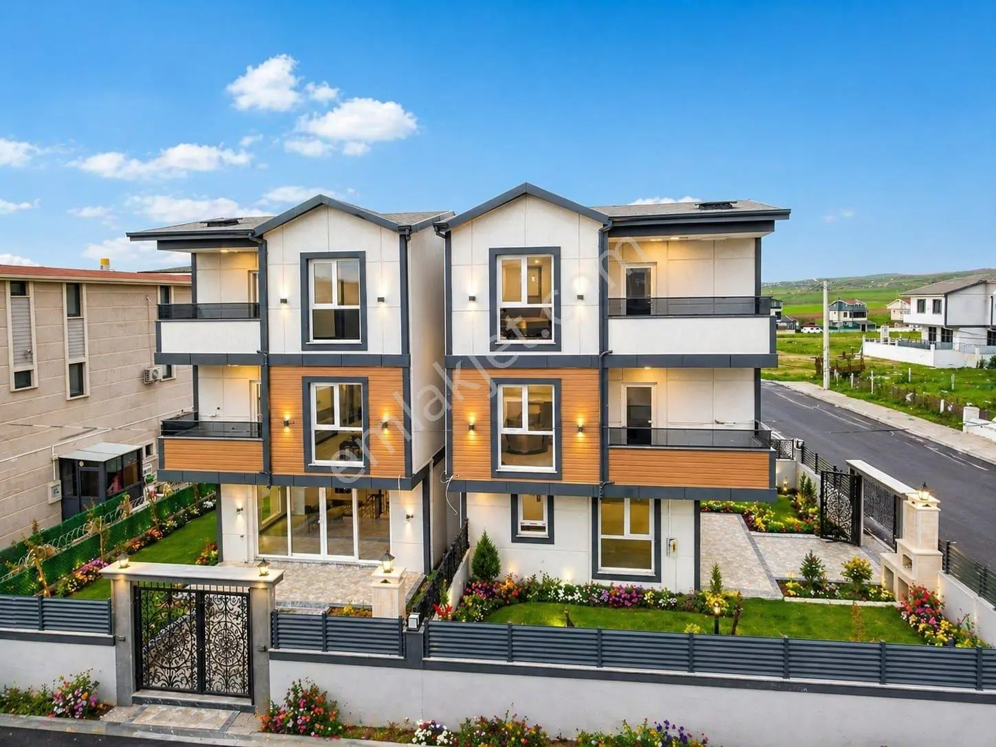 Yeniçiftlikte Köşebaşı Deniz Manz. 4+1 Lüks Villa Kartallar'dan.
