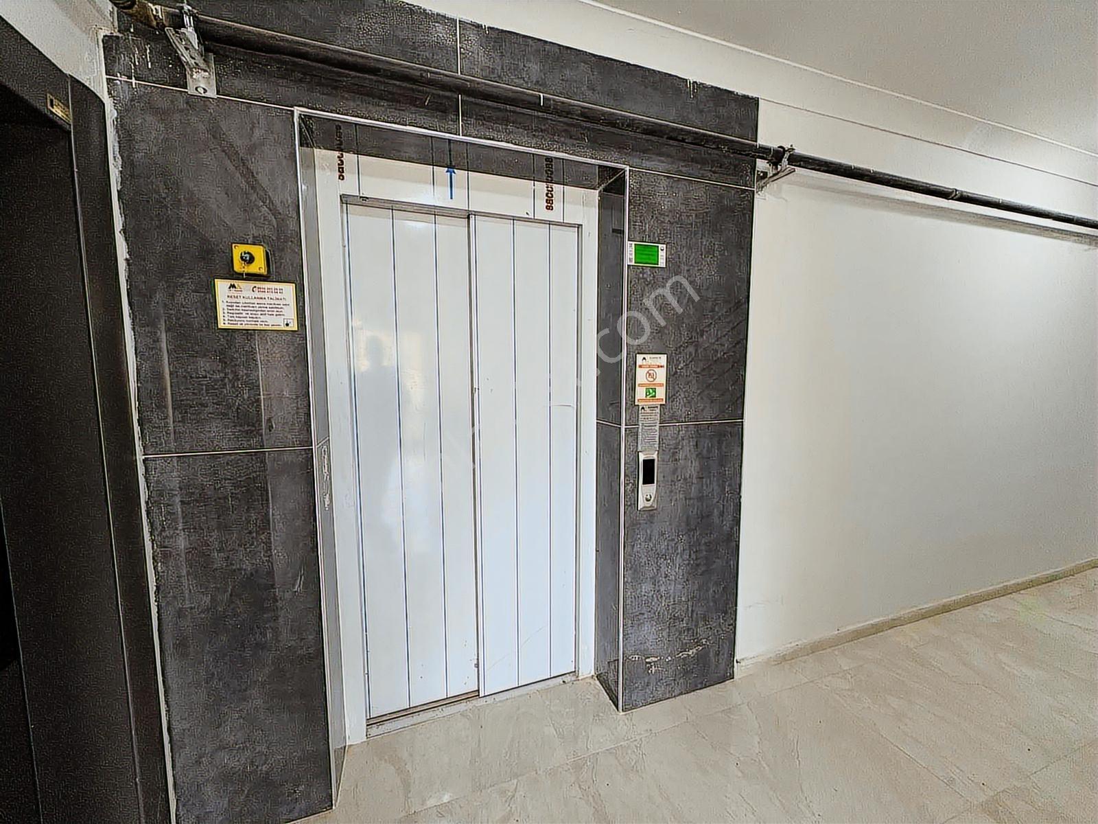 Alaçatı'dan İncek'te Market,bulvar,otobüs Durk Yakını Eşyalı 1+1 - Görsel 24