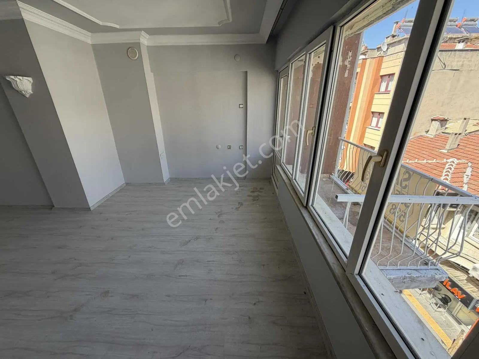 Karakaş'tan Tahir Ün Cd. İşlek Caddede 2+1 Ev / Ofis Fırsatı - Görsel 4
