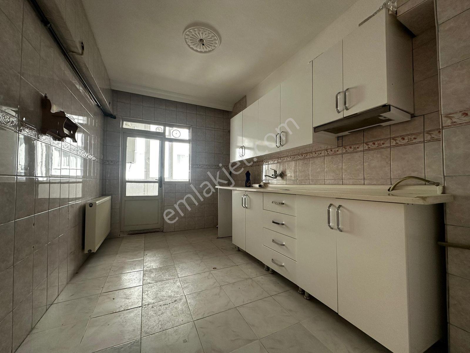 İmir Emlak Ofisinden Merkezde 3+1 120m2 1.kat Uygun Daire - Görsel 3